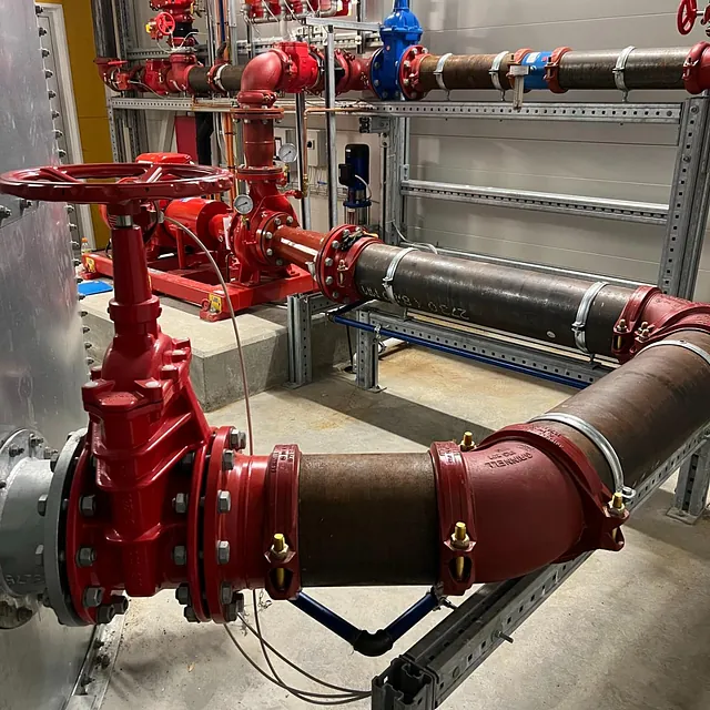 Rød sprinklerpumpe